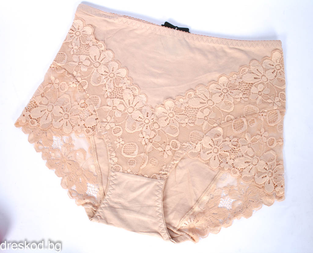 Дълбоки бикини с дантела